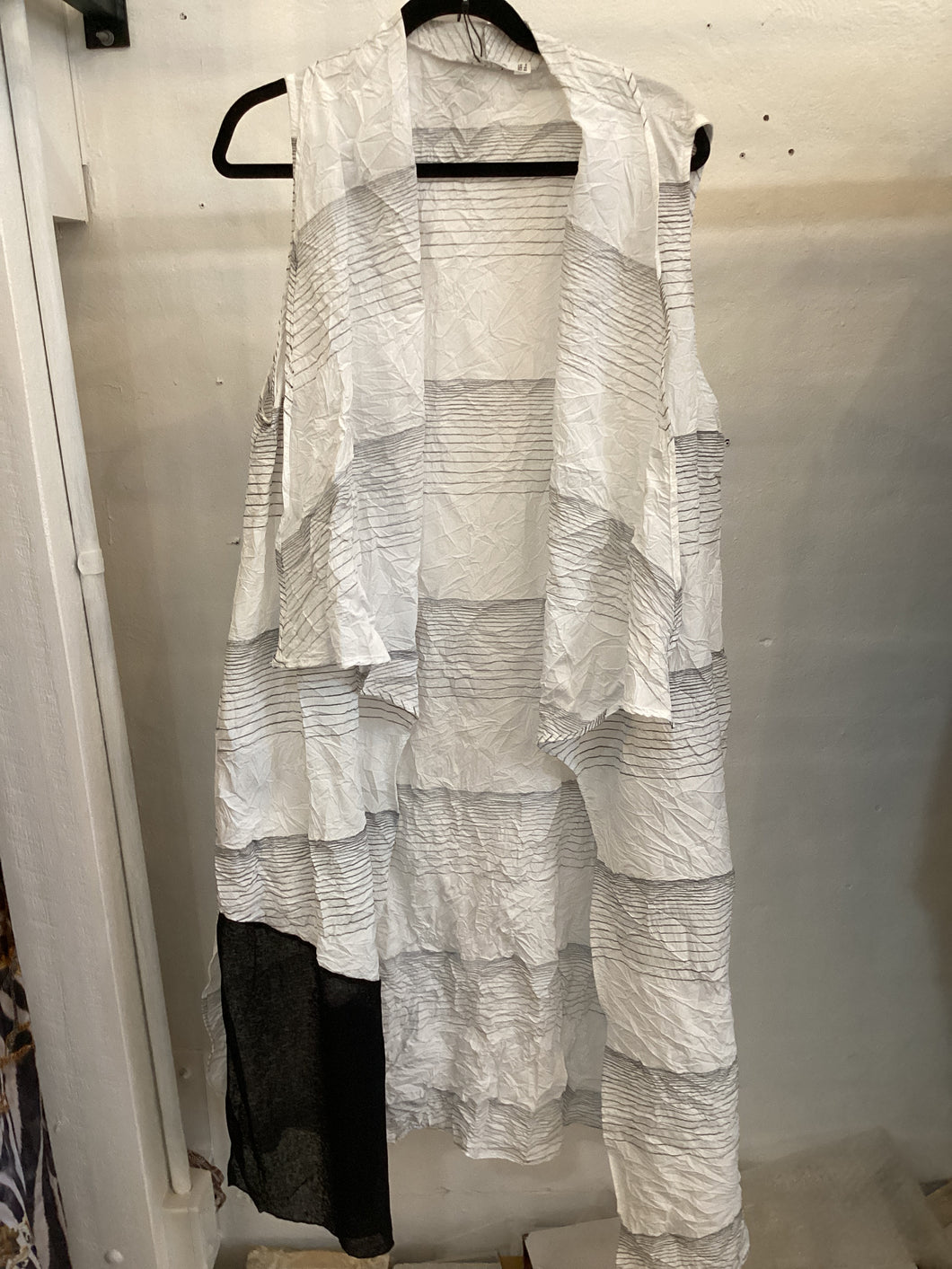 LUUKAA White Crinkle Long Cape